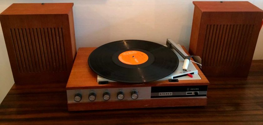 Is it OK to leave a record on the turntable