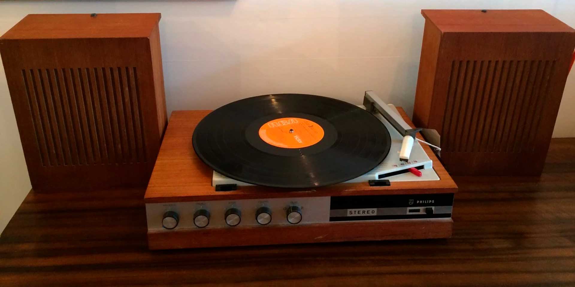 Is it OK to leave a record on the turntable