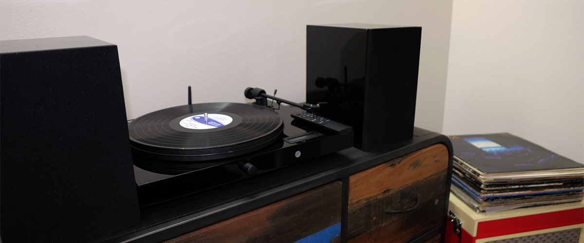 Turntable with Speakers