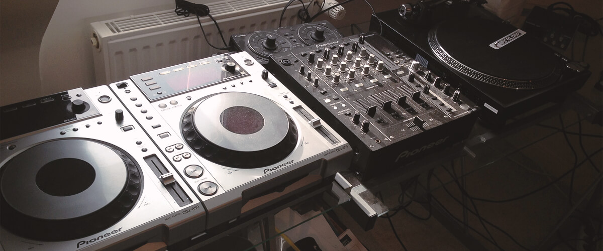 what to consider when choosing a DJ turntable